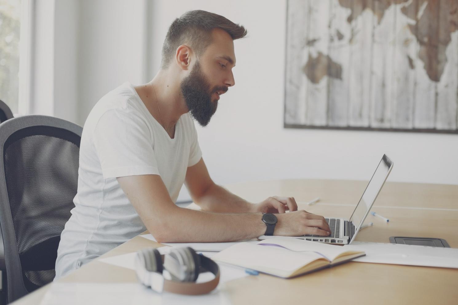 Equipo trabajando en modelos predictivos financieros